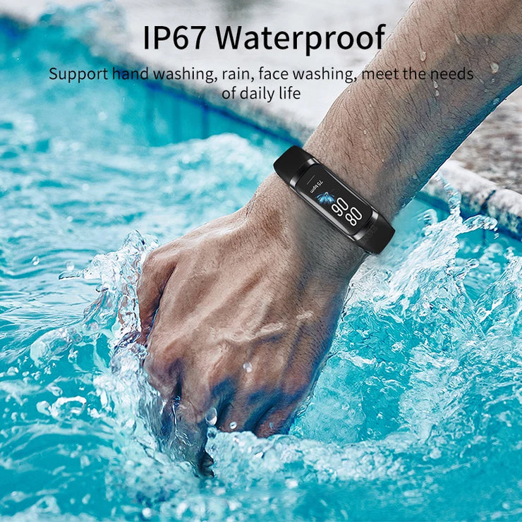 Person wearing a smartwatch in water with text about IP67 waterproof rating.